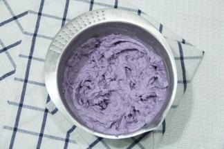 取出冷藏的紫薯泥，加100克冷藏淡奶油混匀。然后再加100克淡奶油，低速打发至有纹路不流动状态。