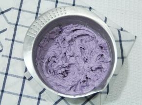 取出冷藏的紫薯泥，加100克冷藏淡奶油混匀。然后再加100克淡奶油，低速打发至有纹路不流动状态。