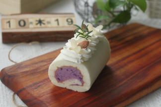 卷正面朝上，修出斜边，紫薯奶油抹在卷上，中间厚四周薄，尾部留一点不抹。
提起油纸，借助擀面杖卷起蛋糕卷，裹好油纸密封冷藏定型。
30克淡奶油加3克糖打发至裱花状态，按自己喜好装饰、切块即可！
清甜不腻的紫薯香草天使卷就搞定啦！看会了么？