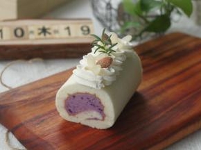 卷正面朝上，修出斜边，紫薯奶油抹在卷上，中间厚四周薄，尾部留一点不抹。
提起油纸，借助擀面杖卷起蛋糕卷，裹好油纸密封冷藏定型。
30克淡奶油加3克糖打发至裱花状态，按自己喜好装饰、切块即可！
清甜不腻的紫薯香草天使卷就搞定啦！看会了么？