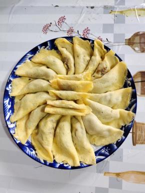 昨天做的蛋饺，特意留了一盘，中午做一个砂锅吃！暖和！