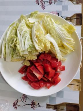 西红柿洗净切成小块儿，白菜洗净切成条备用！