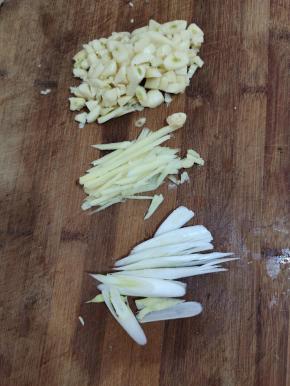 蒜瓣剥皮切成小块，生姜削皮切成丝，大葱切成丝备用！