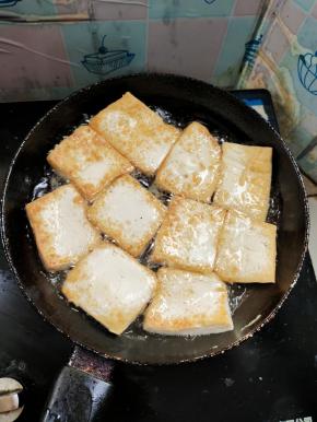 平底锅预热，倒入适量的油，嫩豆腐切成小块，小火煎至两面金黄！