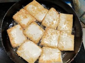平底锅预热，倒入适量的油，嫩豆腐切成小块，小火煎至两面金黄！