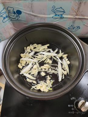 砂锅预热，倒入适量的油，放入生姜，蒜瓣，葱煸炒出香味儿！