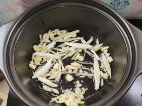 砂锅预热，倒入适量的油，放入生姜，蒜瓣，葱煸炒出香味儿！