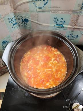 放入西红柿，炒至软烂出汁儿！