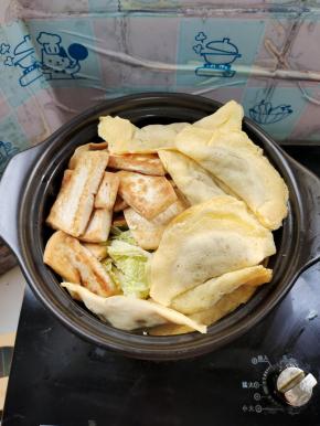 把切好的白菜，煎好的嫩豆腐。蛋饺码在砂锅里！