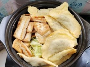 把切好的白菜，煎好的嫩豆腐。蛋饺码在砂锅里！