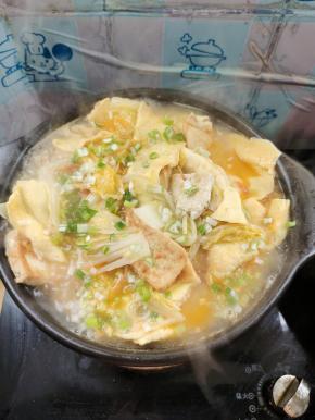 起锅前放入适量的鸡精和葱花即可！