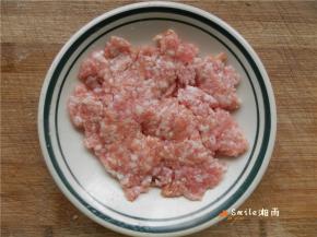 猪肉剁成肉末，加生抽和米酒拌匀。