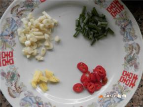 切姜葱蒜、米椒。