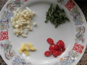 切姜葱蒜、米椒。