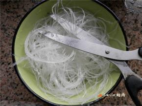 粉丝用温水浸泡30分钟，泡软至能用手掐断且无硬芯时，捞出沥干，剪段备用。