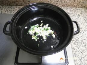 热锅冷油，爆香姜蒜末。
