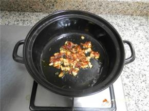 加2勺郫县豆瓣酱炒出红油。