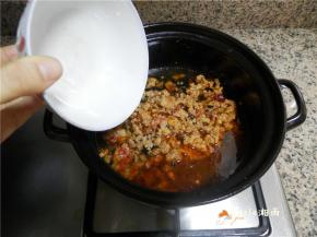 加1勺米酒烹香后，再加1碗清水（或高汤）。