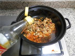 淋2勺生抽、半勺老抽。