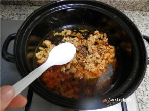 放少许盐和糖调味
