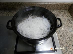 煮沸时，加入泡好的粉丝。