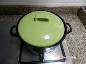 加盖中火煮4分钟，开盖后大火收汁。