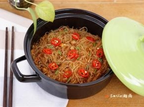 留适量汤汁，关火，撒上些米椒圈和葱花！