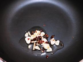 锅里加入少许植物油，油热后加入干辣椒，花椒碎和蒜片爆香