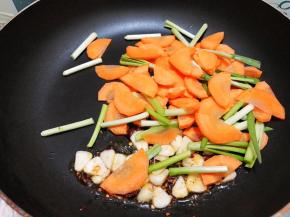 加入胡萝卜和韭菜白段翻炒1分钟