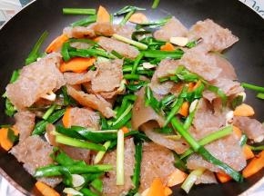 翻炒至韭菜断生即可
