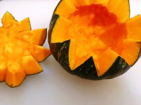 选择小板栗南瓜一个，用小刀切去盖子后挖出内瓤，还可以用刀在表皮刻上眼睛和嘴巴更搞怪哦