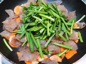 加入韭菜段