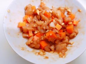 最后加入胡萝卜丁拌匀后腌制15分钟
