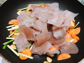 加入魔芋干翻炒均匀