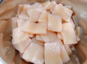 魔芋豆腐切成薄片装入保鲜袋里，放入冰箱冷冻一晚