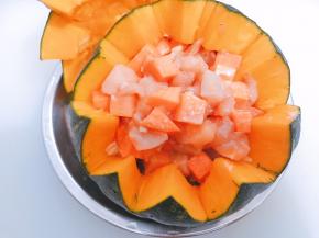 腌制好后装入南瓜盅里，放入锅里隔水蒸20分钟左右