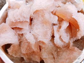 第二天取出解冻后，放入锅里煮10分钟去除碱味，煮好放凉后挤干水份备用
冷冻后的魔芋质地和口感都已经发生了变化