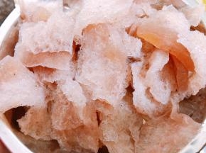第二天取出解冻后，放入锅里煮10分钟去除碱味，煮好放凉后挤干水份备用
冷冻后的魔芋质地和口感都已经发生了变化