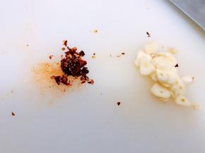 干辣椒和花椒切碎，大蒜切片