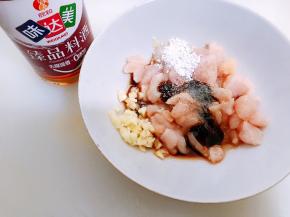 加入料酒，胡椒粉和淀粉抓匀