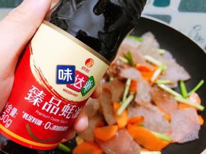 加入蚝油，因为魔芋干特别吸水所以加入小半碗清水