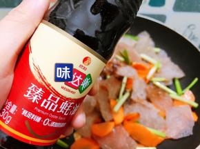加入蚝油，因为魔芋干特别吸水所以加入小半碗清水