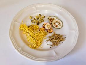 食材：胎菊，金丝菊，金银花，山楂，柠檬片。