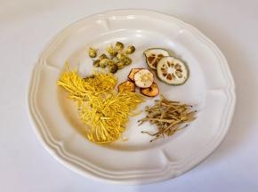 食材：胎菊，金丝菊，金银花，山楂，柠檬片。