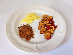 食材：红糖，姜丝，红枣片。