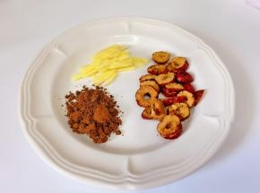 食材：红糖，姜丝，红枣片。