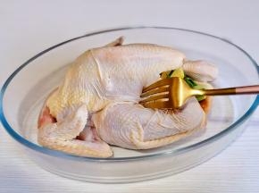 叉出不规则的孔，便于腌制入味。