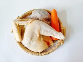 猪肚买来是熟的【如果生猪肚要用面粉与白醋多洗几遍，再用盐清洗几遍，焯水后用高压锅压15一20分钟，时间根据猪肚的大小与薄厚来做调整】