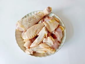 三黄鸡剁成小块。