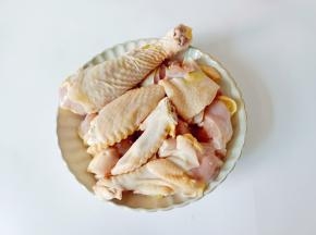 三黄鸡剁成小块。